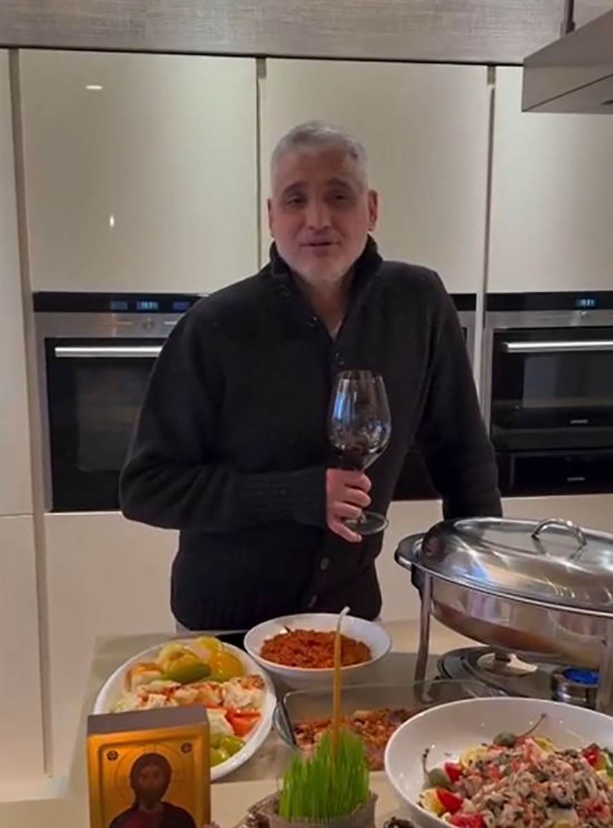 Čeda Jovanović proslavlja Badnji dan u luks domu sa Acom (4).jpg