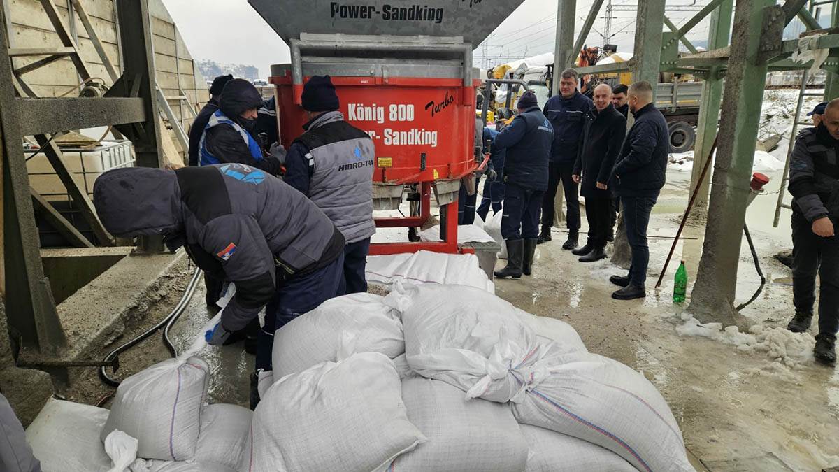 Spremaju se džakovi kako bi se napravio bedem u Prijepolju