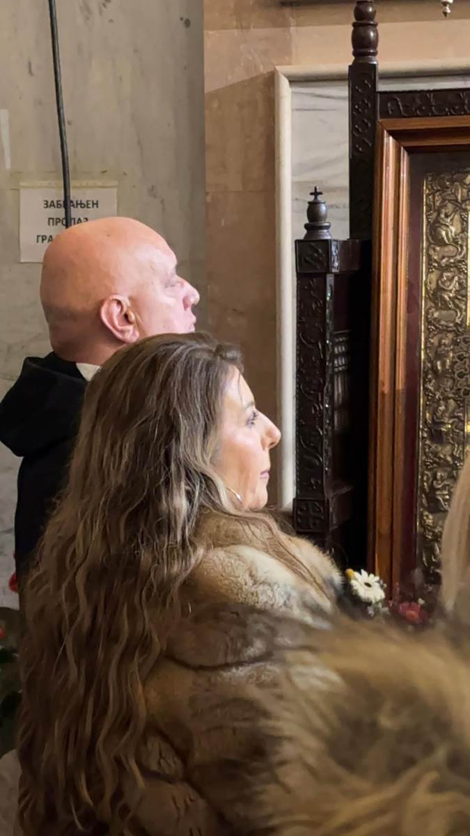 Viki Miljkovic i Taske na bozicnoj liturgiji u Hramu Svetog Save (2).jpg