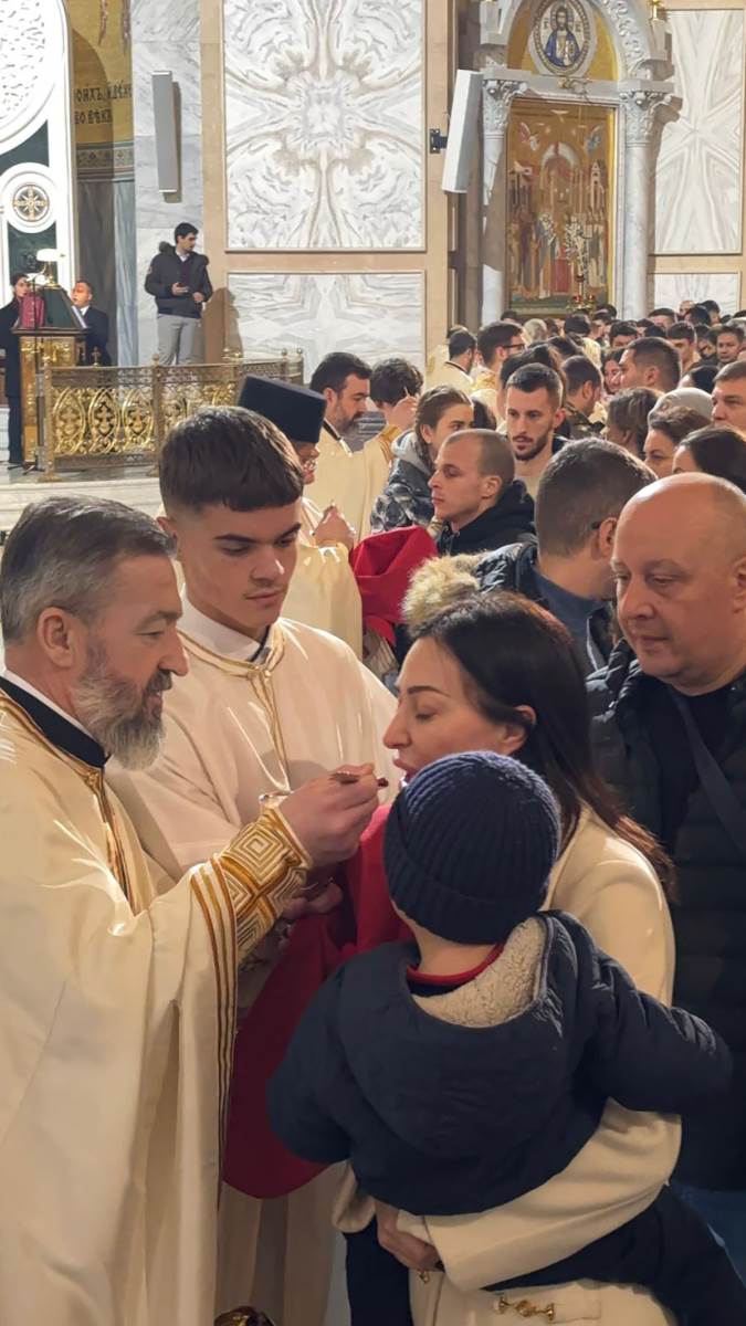 Ceca na pričestu i božićnoj liturgiji sa unucima u Hramu Svetog Save (6).jpg