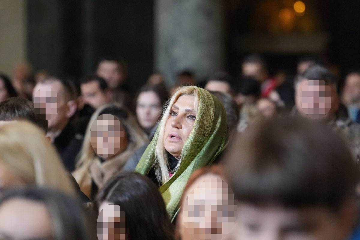 Poznati na ponoćnoj liturgiji (1).jpg