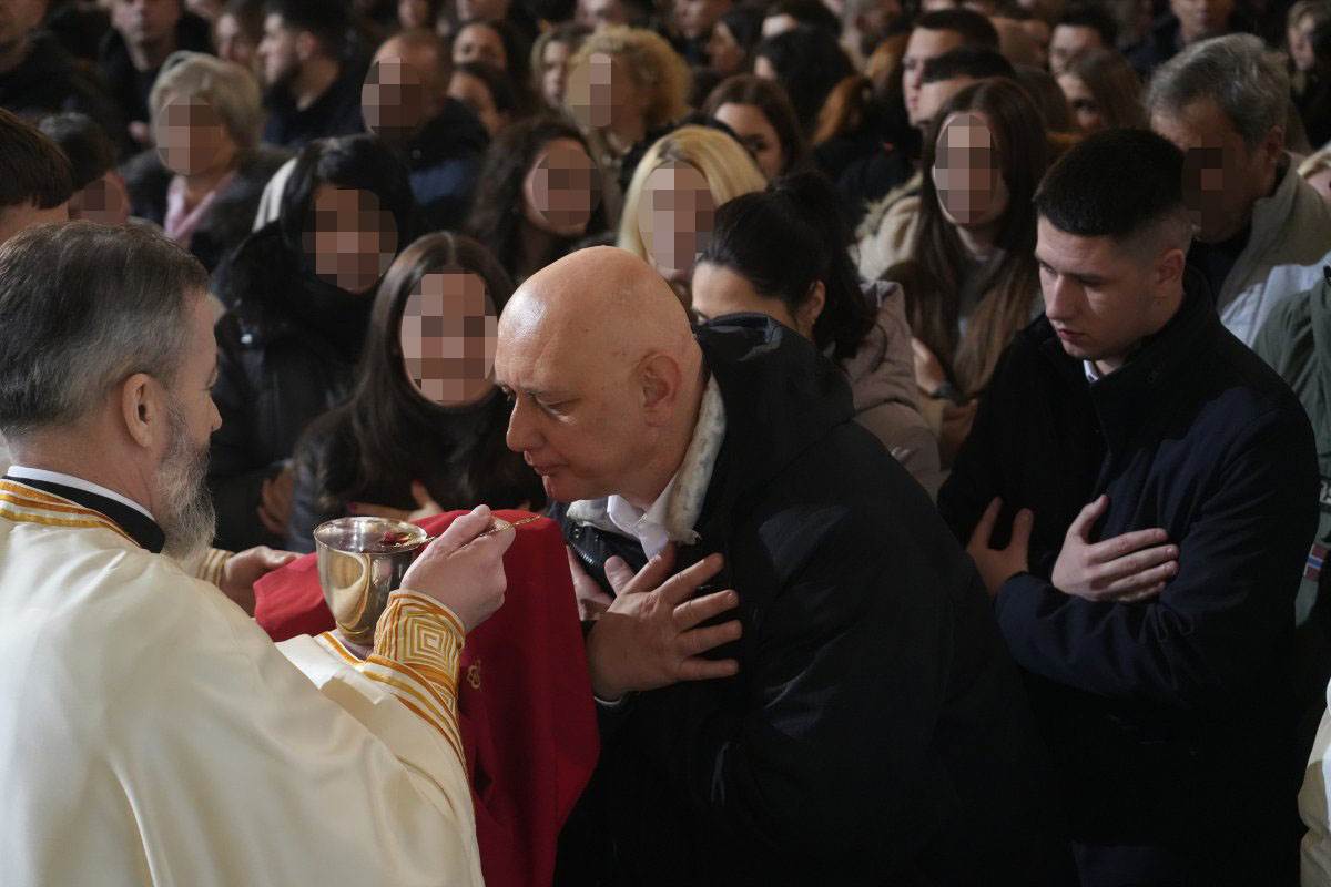 Poznati na ponoćnoj liturgiji (5).jpg