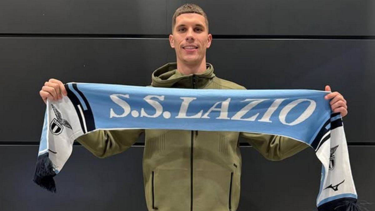 Petar Ratkov drži šal Lacija