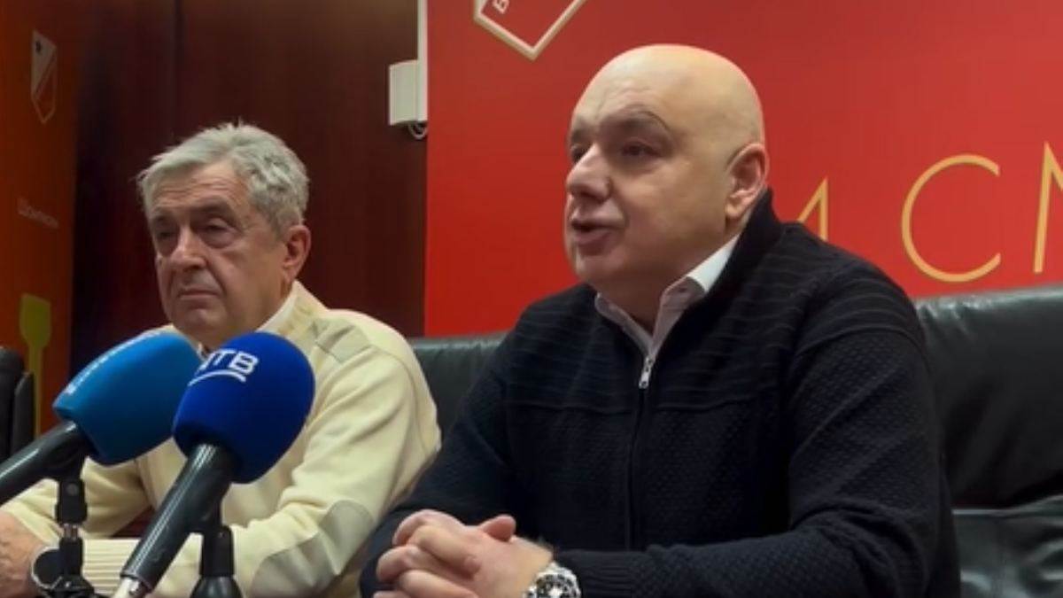 Dragoljub Zbiljić drži govor fudbalerima Vojvodine