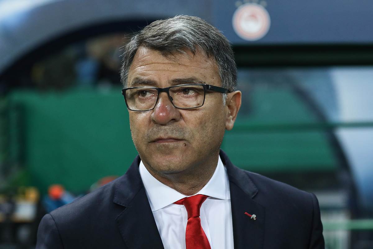 Takis Lemonis u teget odelu i s naočarima.