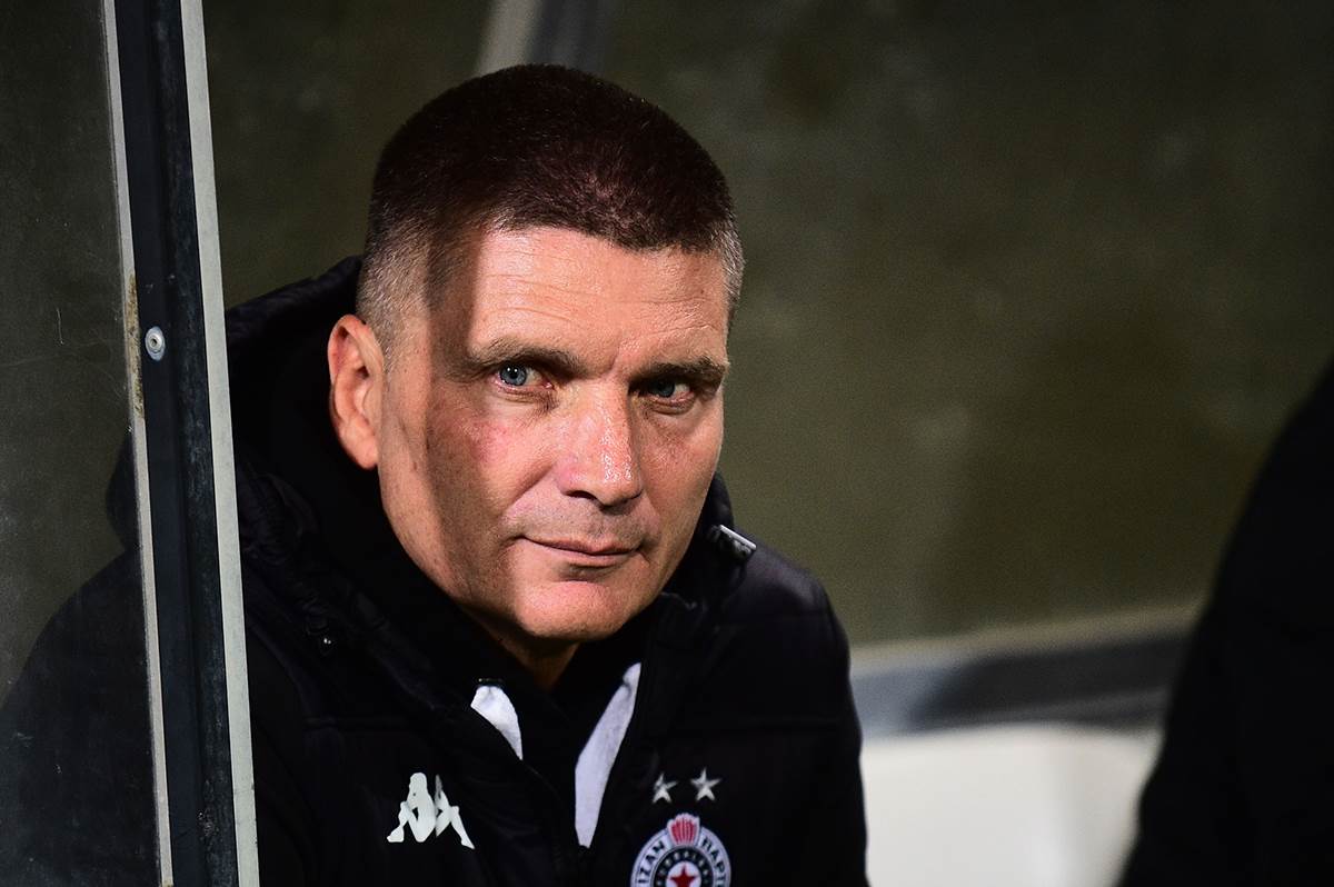 Srđan Blagojević sedi na klupi Partizana.