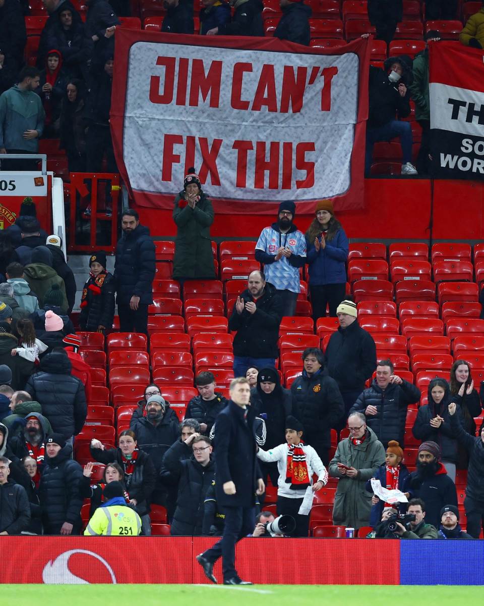 Daren Flečer pred transparentom navijača Mančester junajteda