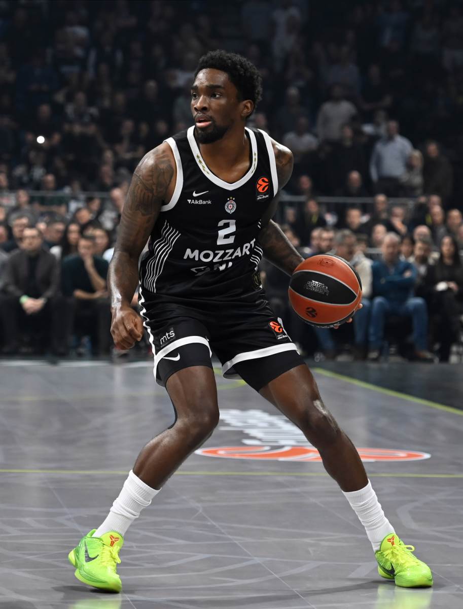 Šejk Milton na utakmici Partizana u Evroligi