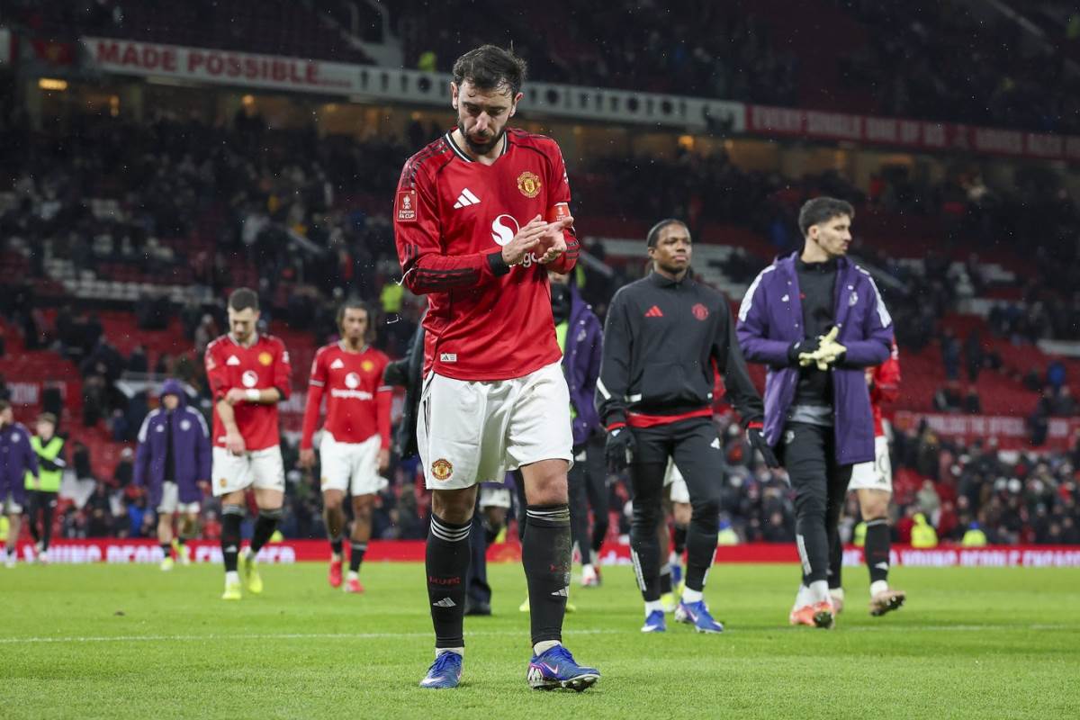 Bruno Fernandeš izlazi sa terena posle poraza Junajteda