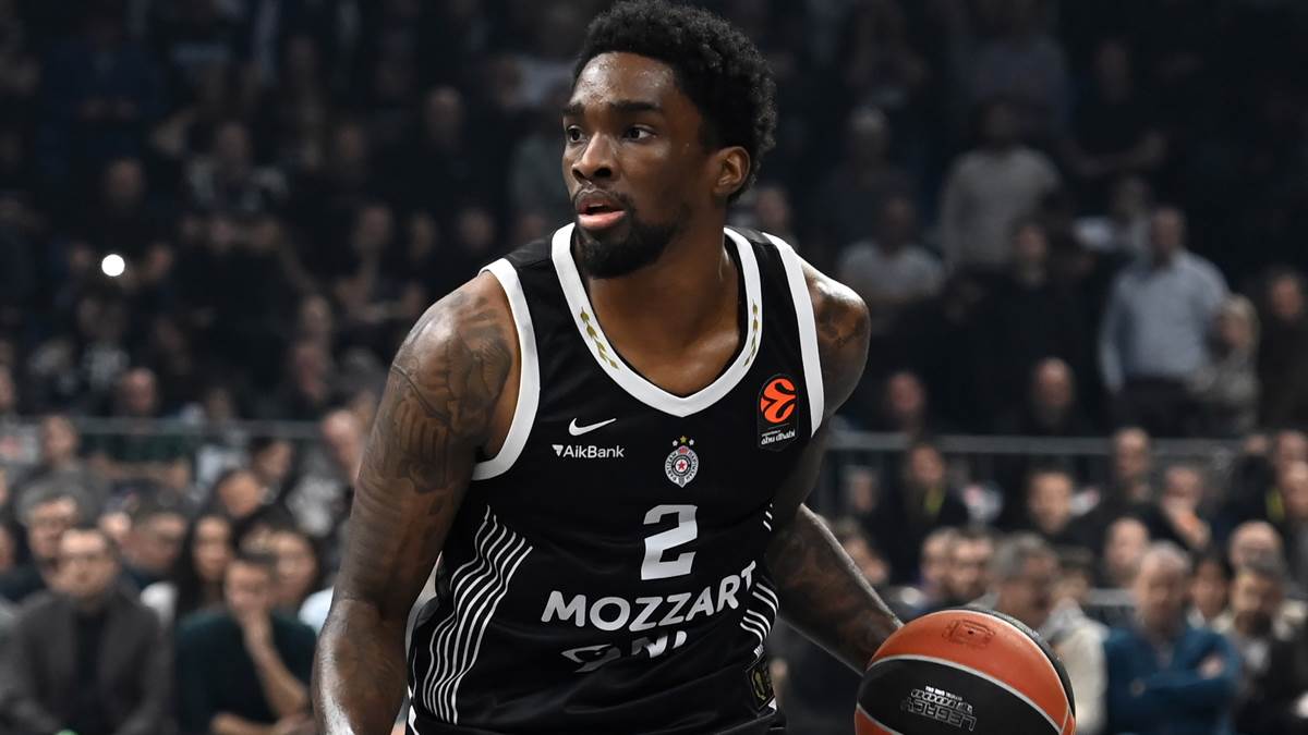 Šejk Milton u dresu Partizana.