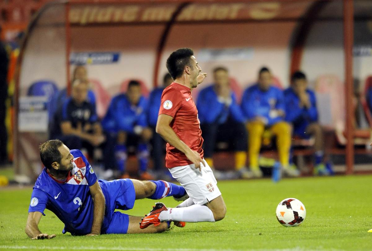 Džo Šimunić ruši Bambija Tošića.