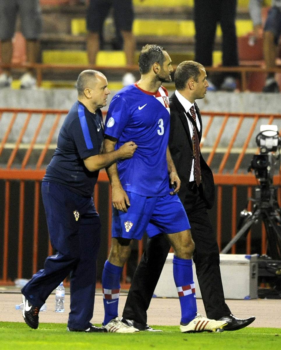 Džo Šimunić napušta meč Srbija - Hrvatska.