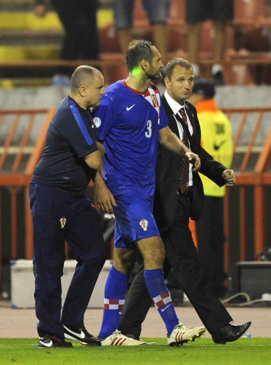 Džo Šimunić napušta meč Srbija - Hrvatska.