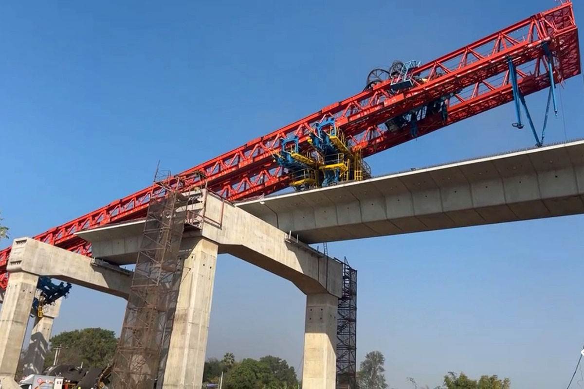 Spasioci pored ruševina vozne nesreće (2).jpg