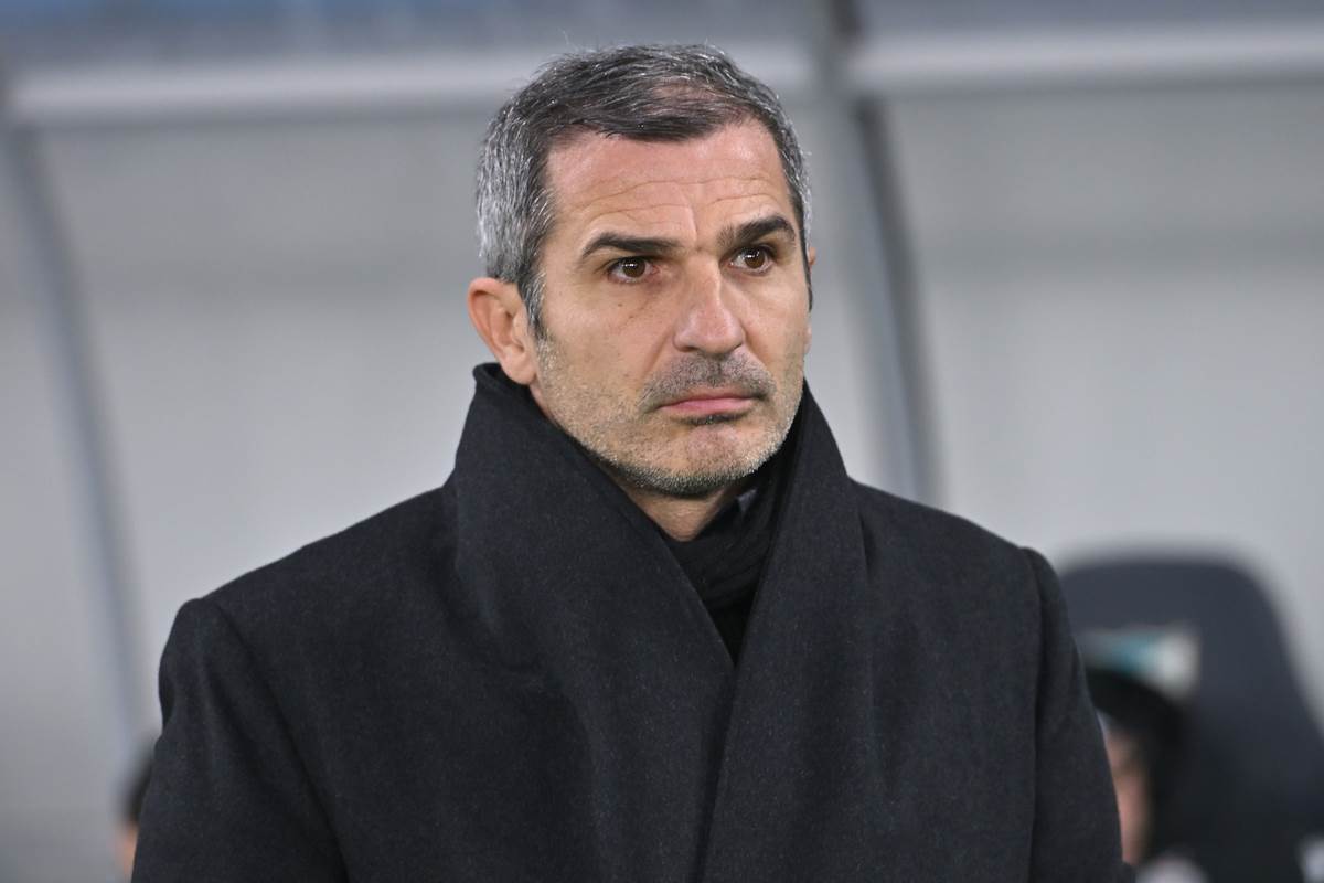 Nenad Stojaković u kaputu.