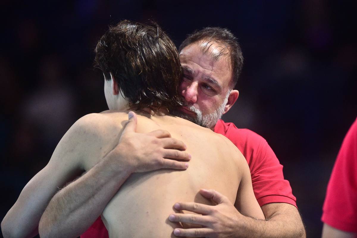 Selektor Crne Gore Dejan Savić grli igrača svog tima na Evropskom prvenstvu u Beogradu