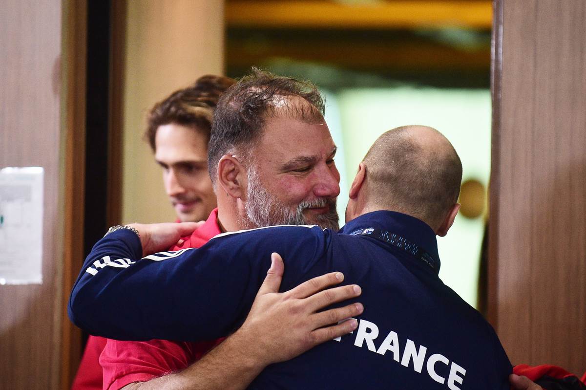 Dejan Savić grli Vjekoslava Kobešćaka na konferenciji pred Evropsko prvenstvo u Beogradu