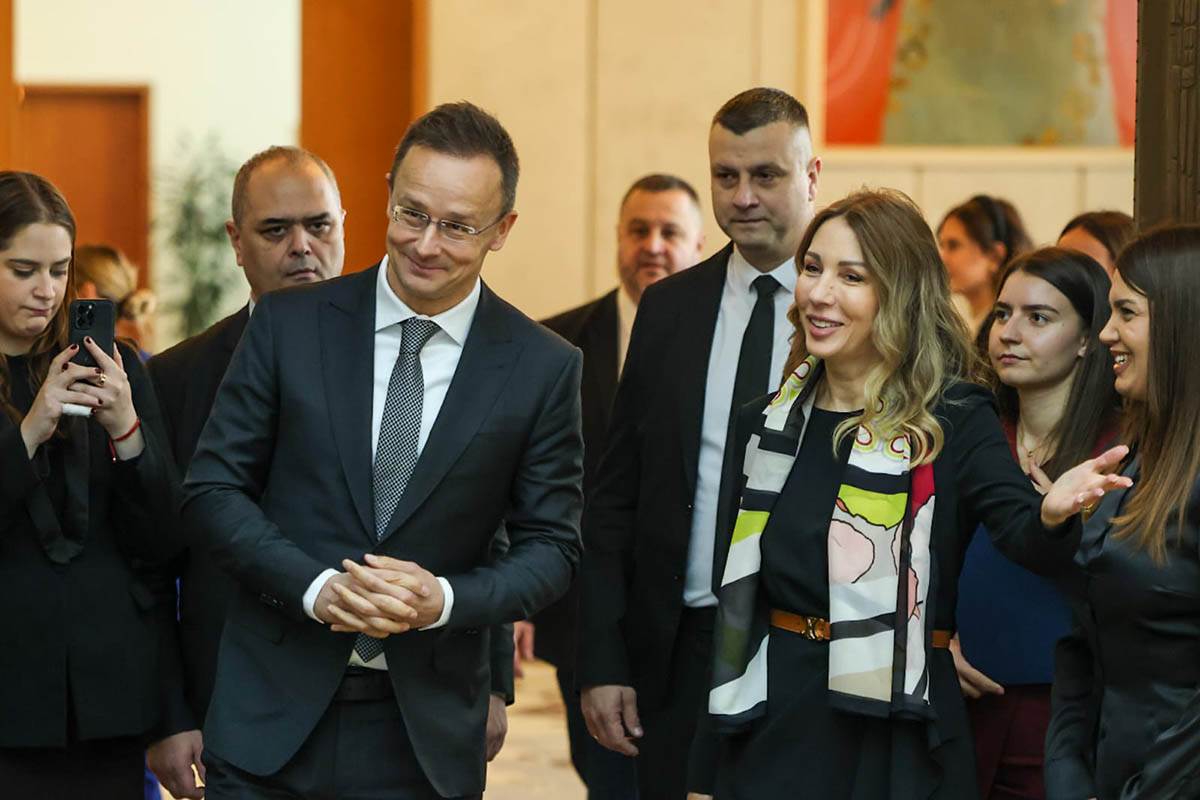 Sastanak delegacija Srbije i Mađarske, Dubravka Đedović Handanović i Peter Sijarto (1).jpg