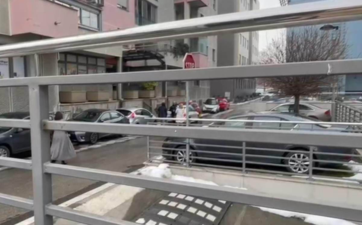 Policija i advoklati ispred stana Čede Jovanovića(2).jpg