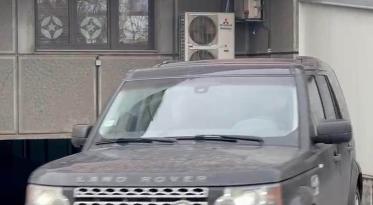 Policija i advoklati ispred stana Čede Jovanovića(4).jpg