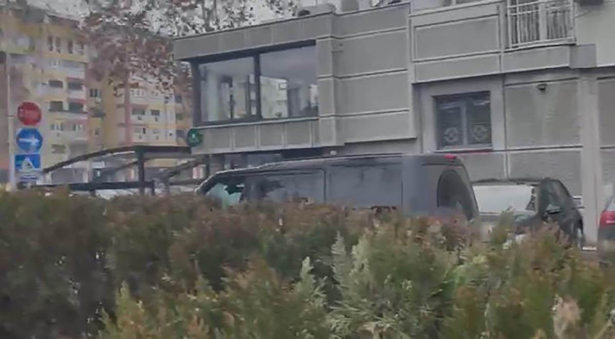 Policija i advoklati ispred stana Čede Jovanovića(5).jpg