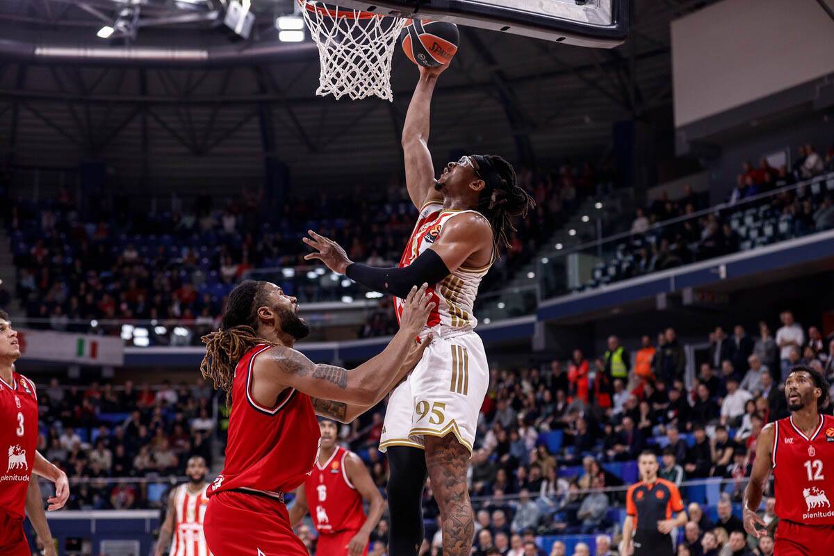 Čima Moneke daje koš na Armani Zvezda