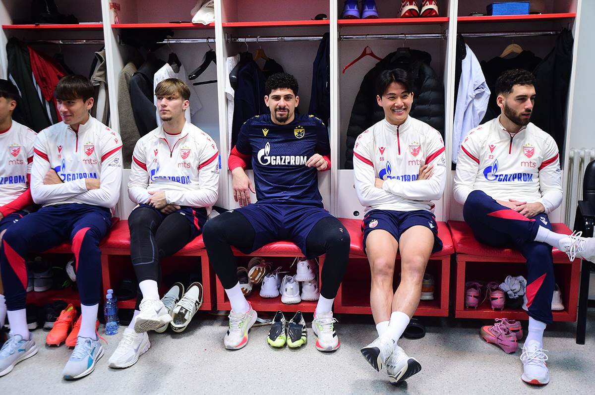 Fudbaleri Crvene zvezde sede u svlačionici.