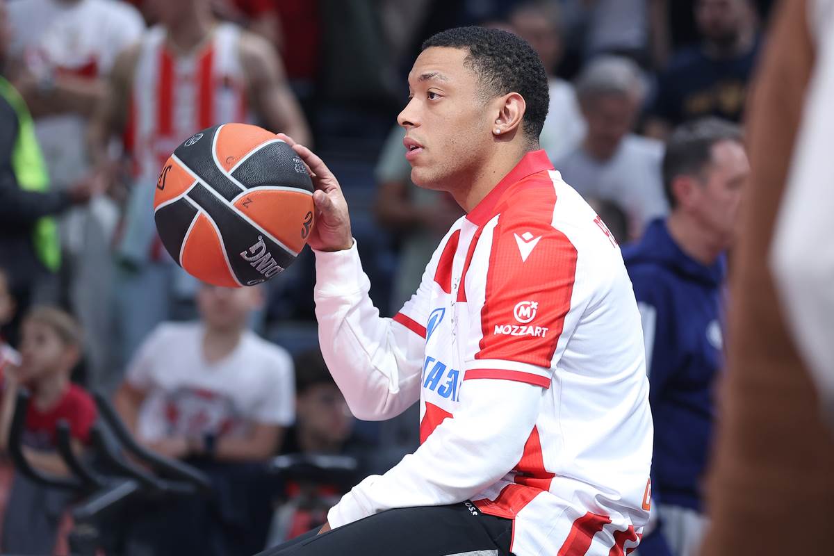 Jago dos Santos sa loptom u dresu Zvezde.