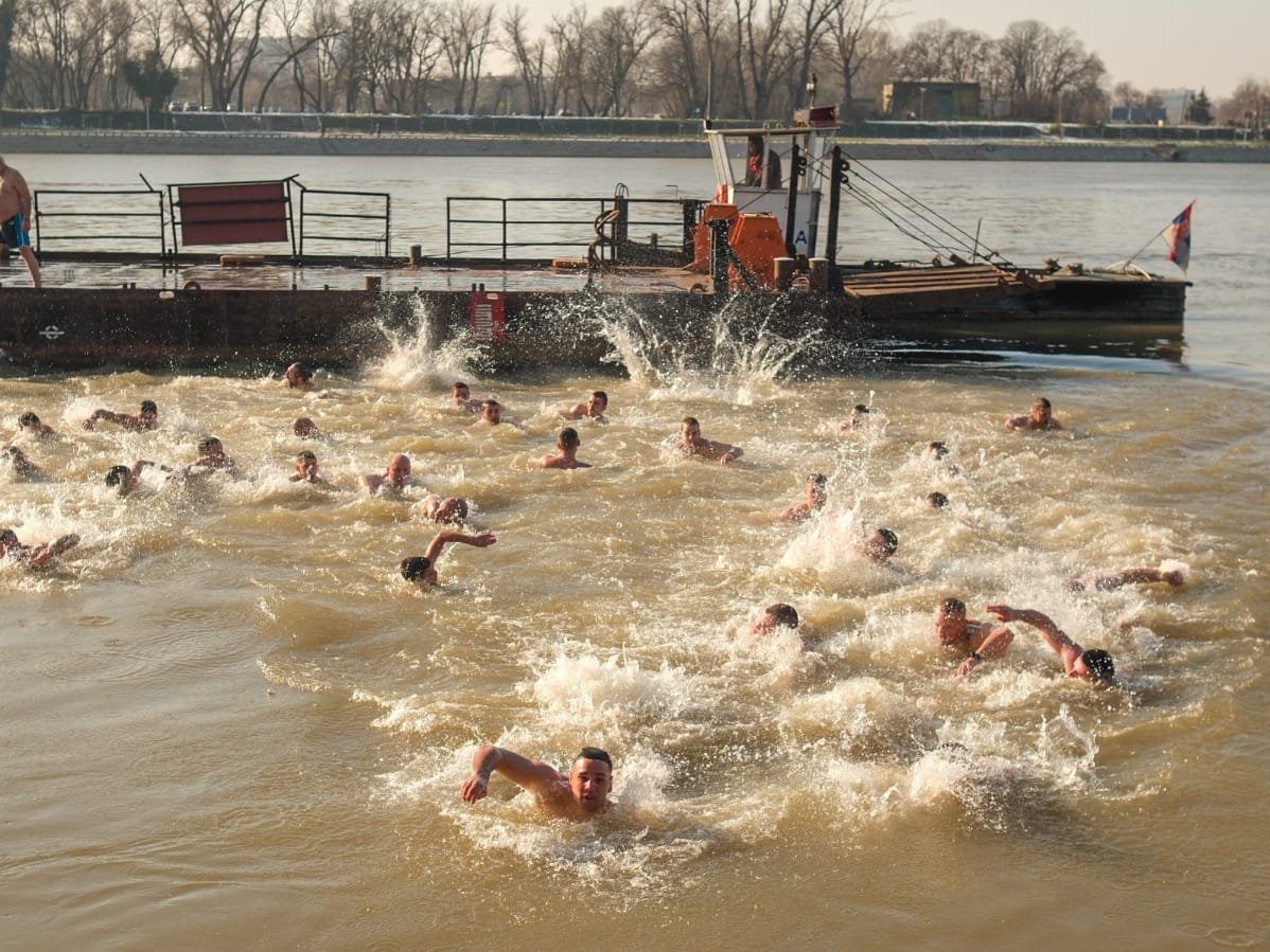 Krstovdan plivanje za časni krst (8).jpeg