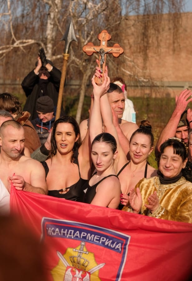 Krstovdan plivanje za časni krst (21).jpeg