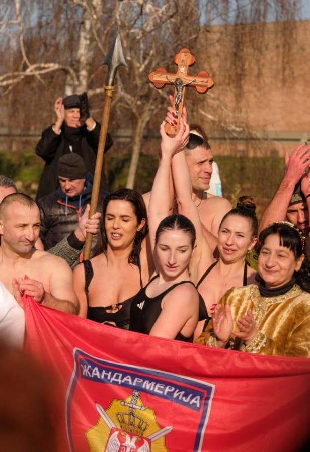 Krstovdan plivanje za časni krst (23).jpeg