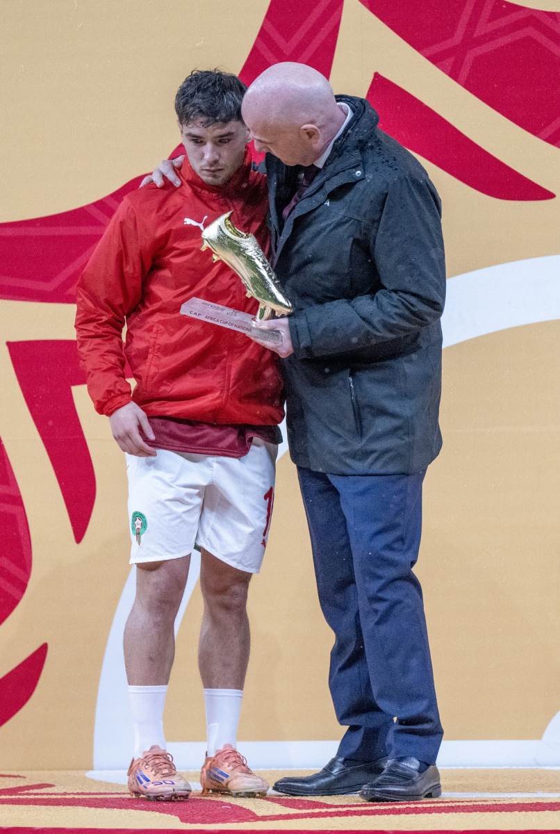 Predsednik FIFA Đani Infantino teši Brahima Dijaza zbog promašenog penala za titulu u finalu Kupa afričkih nacija 2026