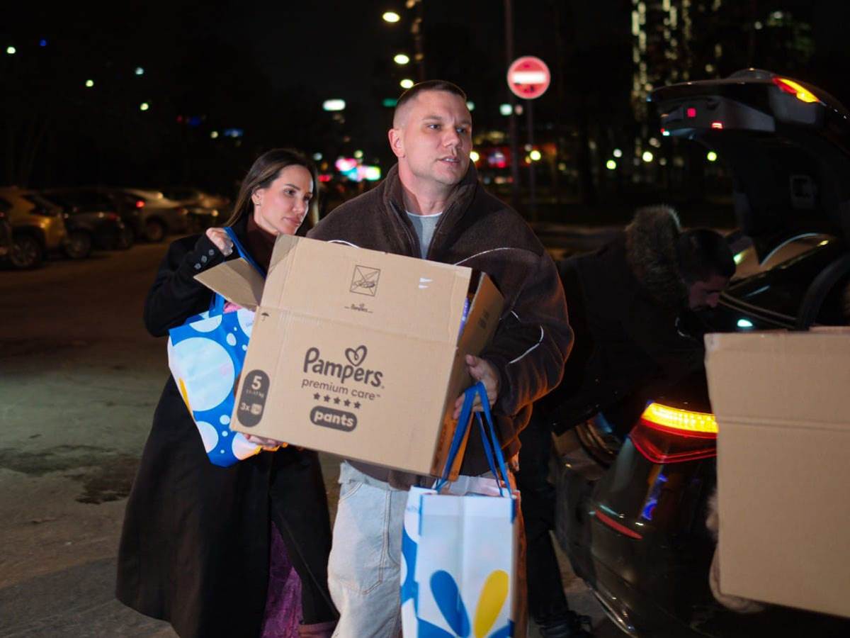 Nikolija i Relja doneli pakete pomoci (1).jpg