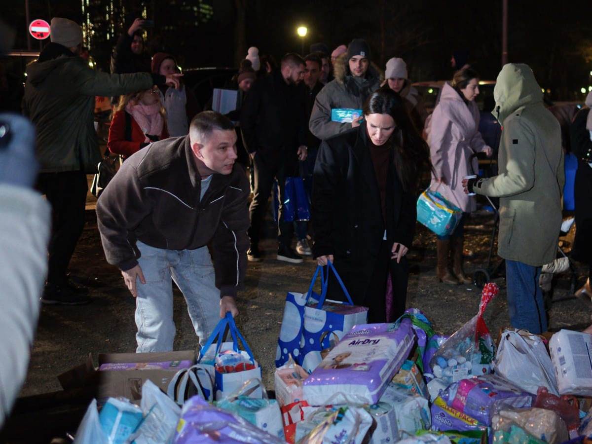 Nikolija i Relja doneli pakete pomoci (3).jpg