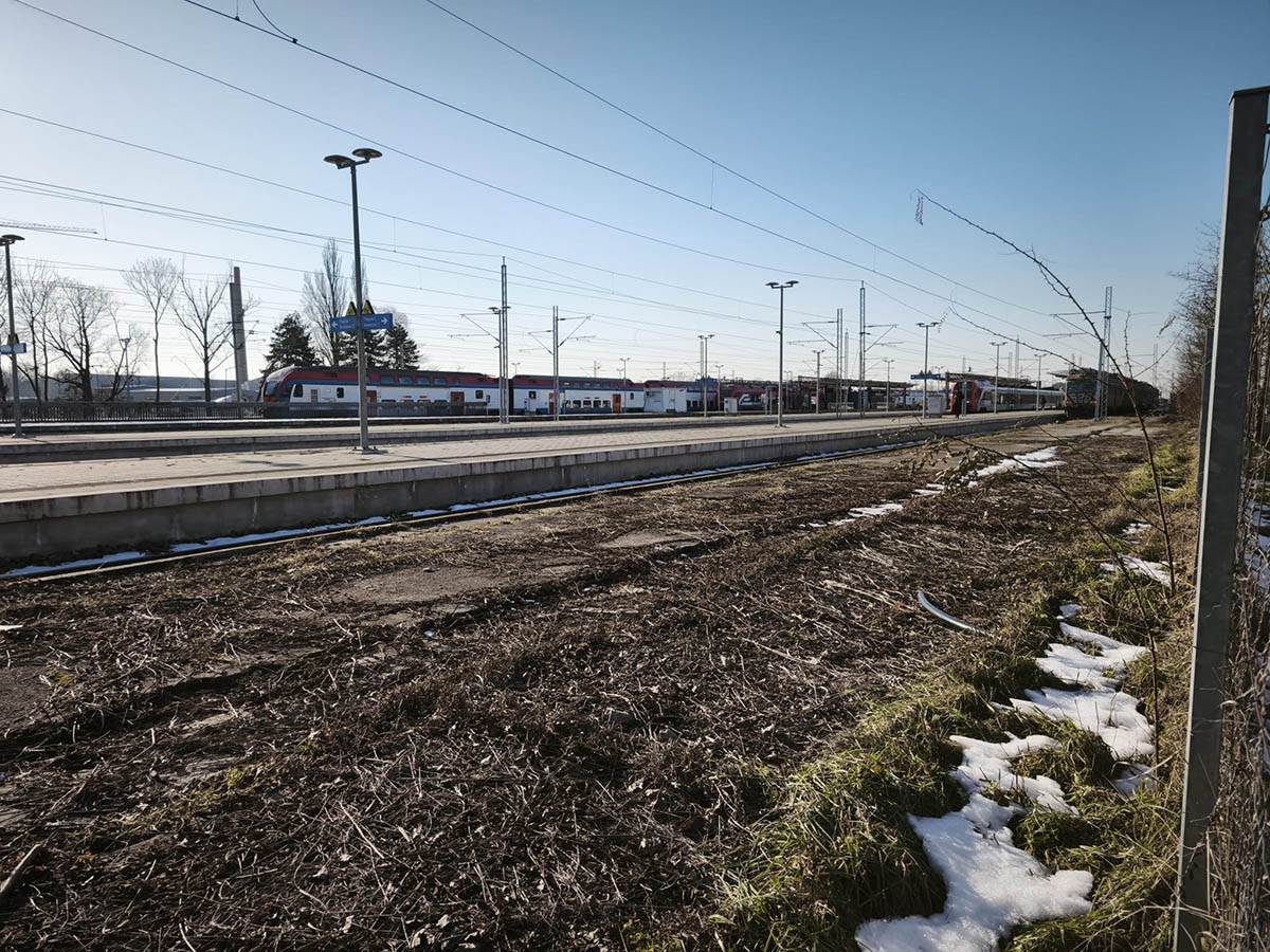 vozovi stoje u Zemunu (4).jpg