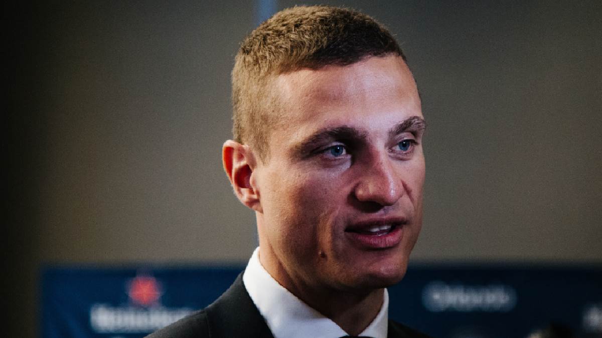Nemanja Vidić drži govor