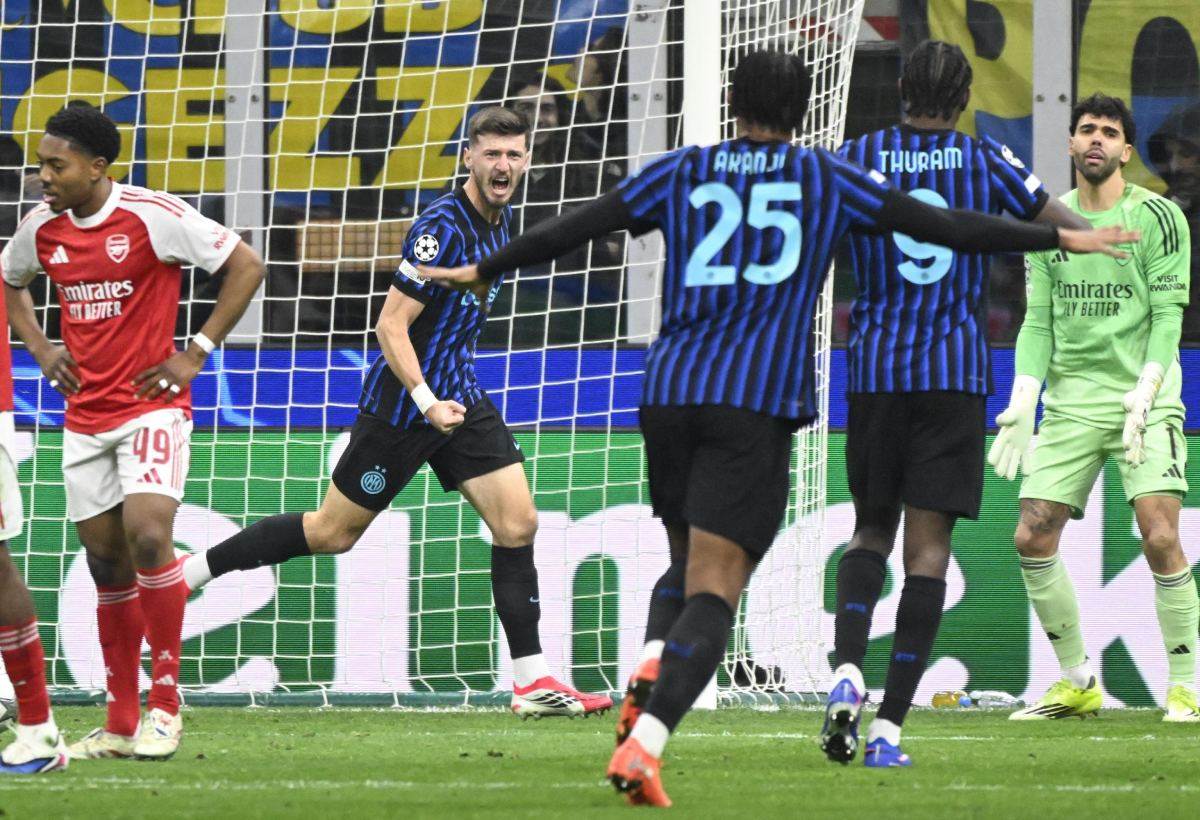 Petar Sučić slavi gol na utakmici Inter Arsenal