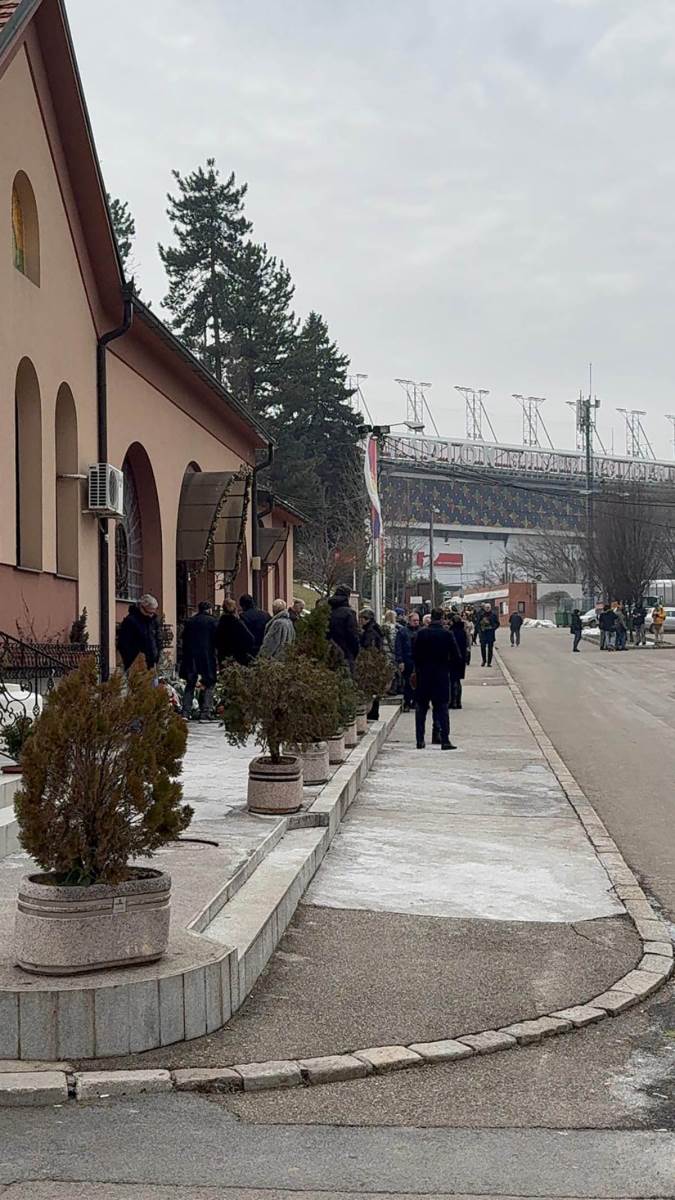Sahrana Mike Aleksića u Beogradu Porodica prima saučešća u kapeli (2).jpg