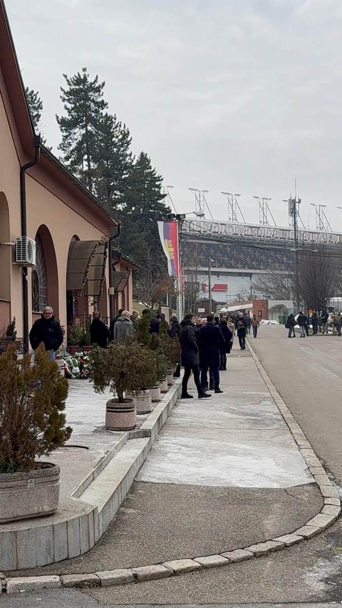 Sahrana Mike Aleksića u Beogradu Porodica prima saučešća u kapeli (3).jpg
