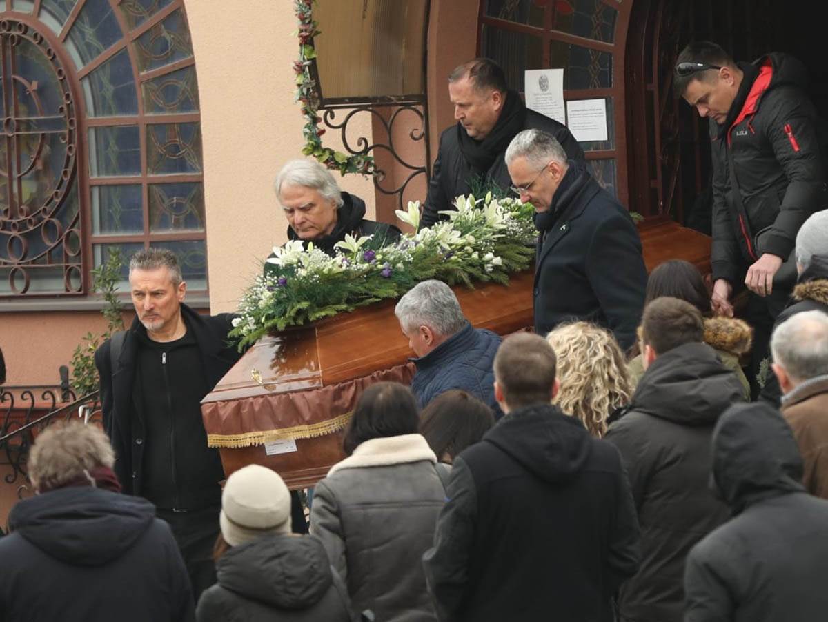 Iznosenje kovcega i supruga (4) .jpg