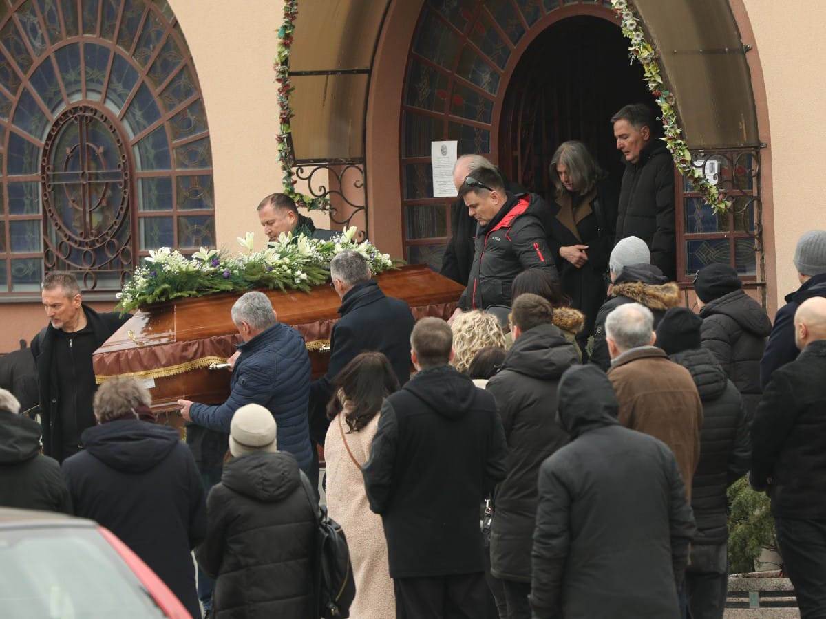 Iznosenje kovcega i supruga (6) .jpg