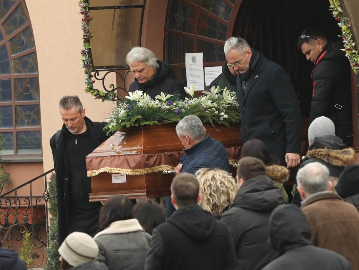 Iznosenje kovcega i supruga (7) .jpg