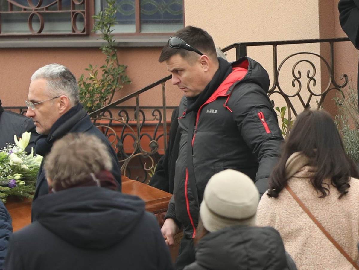 Vuk Kostić nosi kovčeg (5).jpg