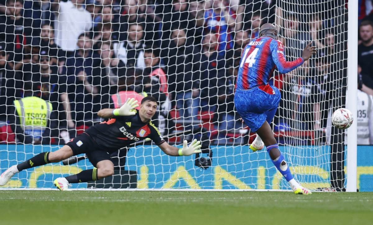 Žan Filip Mateta šutira protiv Emilijana Martineza na utakmici Aston vila Kristal Palas