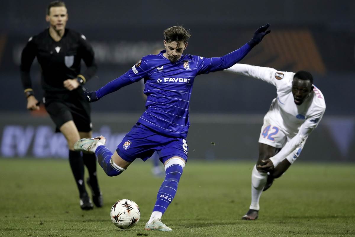 Miha Zajc fudbaler Dinamo Zagreba šutira na gol protiv FSCB u Ligi Evrope