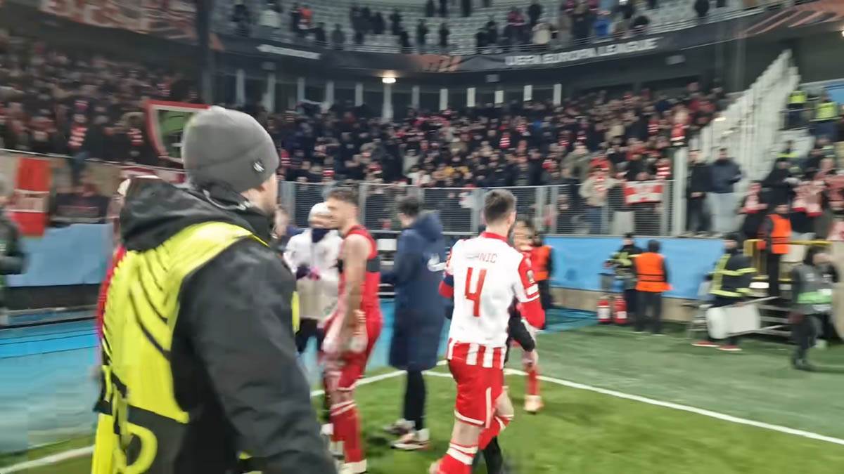 Aleksandar Katai brani dete od redara (1).jpg