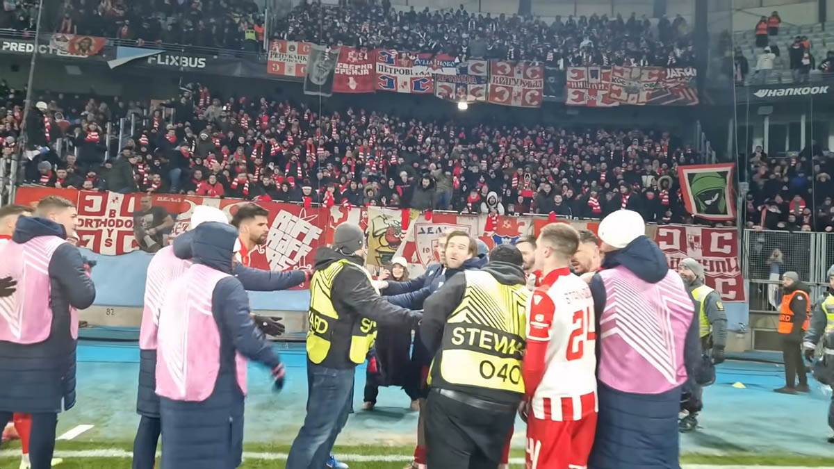 Aleksandar Katai brani dete od redara (3).jpg