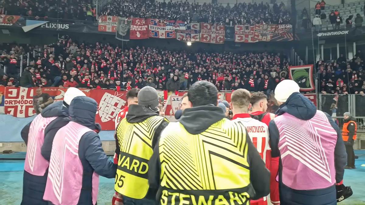 Aleksandar Katai brani dete od redara (4).jpg