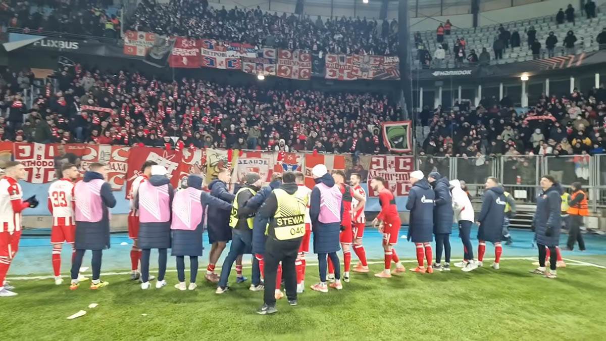 Aleksandar Katai brani dete od redara (6).jpg