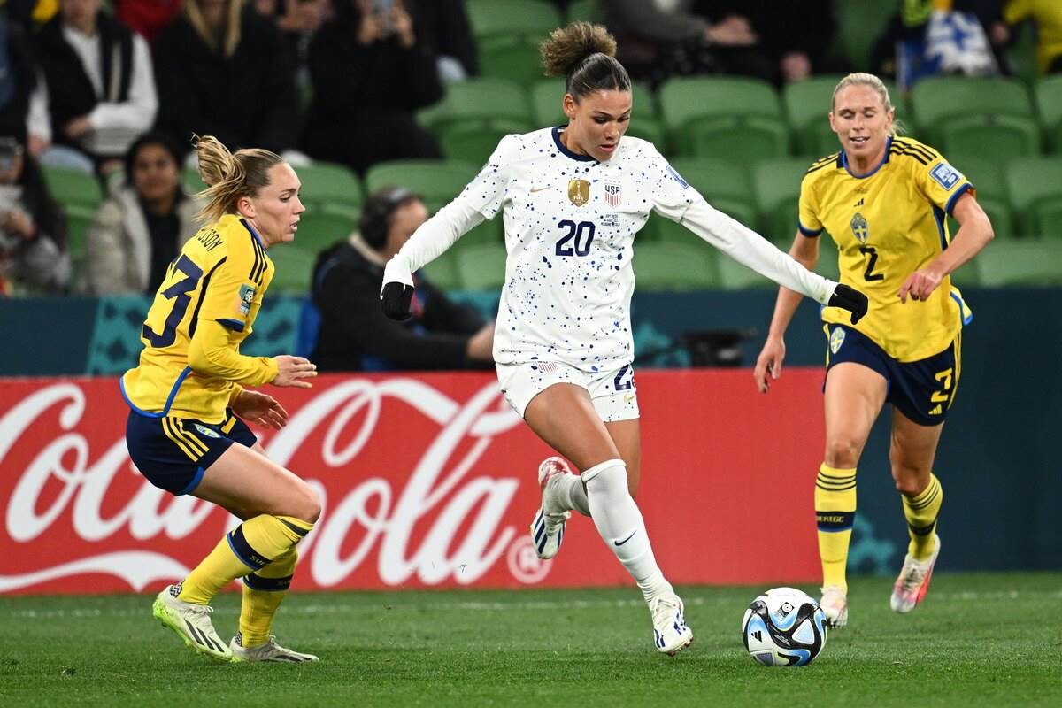 Triniti Rodman  vodi loptu na meču protiv Švedske